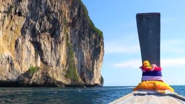 Uzun kuyruklu teknelerle Ao Nang Krabi Tayland 'daki Koh Phi Phi Leh adasındaki kireçtaşı kayaları ve turkuaz su arasındaki meşhur sahil lagünündeki geziye..