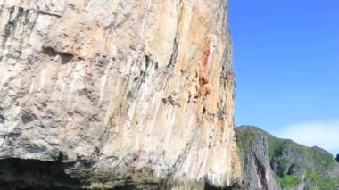 Uzun kuyruklu teknelerle Ao Nang Krabi Tayland 'daki Koh Phi Phi Leh adasındaki kireçtaşı kayaları ve turkuaz su arasındaki meşhur sahil lagünündeki geziye..
