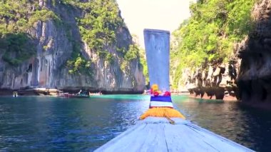 Uzun kuyruklu teknelerle Ao Nang Krabi Tayland 'daki Koh Phi Phi Leh adasındaki kireçtaşı kayaları ve turkuaz su arasındaki meşhur sahil lagünündeki geziye..