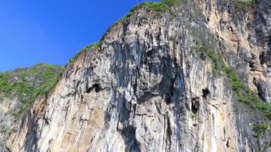 Güneydoğu Asya 'daki Ao Nang Amphoe Mueang Krabi Tayland' daki Koh Phi Phi Leh Adası 'ndaki güzel tropik kireçtaşı adaları..