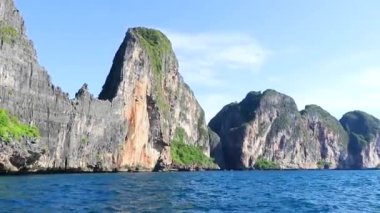 Güneydoğu Asya 'daki Ao Nang Amphoe Mueang Krabi Tayland' daki Koh Phi Leh adasında güzel tropik kireçtaşı kayaları ve adalar ve berrak mavi turkuaz suyu..