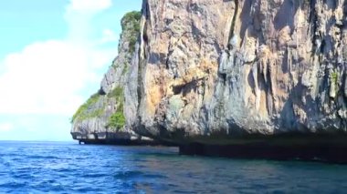 Güneydoğu Asya 'daki Ao Nang Amphoe Mueang Krabi Tayland' daki Koh Phi Leh adasında güzel tropik kireçtaşı kayaları ve adalar ve berrak mavi turkuaz suyu..