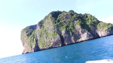 Güneydoğu Asya 'daki Ao Nang Amphoe Mueang Krabi Tayland' daki Koh Phi Leh adasında güzel tropik kireçtaşı kayaları ve adalar ve berrak mavi turkuaz suyu..