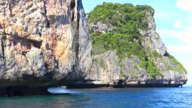 Güneydoğu Asya 'daki Ao Nang Amphoe Mueang Krabi Tayland' daki Koh Phi Leh adasında güzel tropik kireçtaşı kayaları ve adalar ve berrak mavi turkuaz suyu..