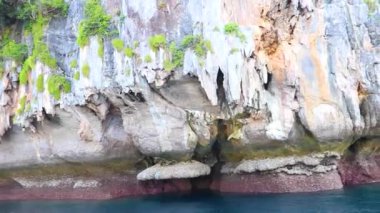 Güneydoğu Asya 'daki Ao Nang Amphoe Mueang Krabi Tayland' daki Koh Phi Leh adasında güzel tropik kireçtaşı kayaları ve adalar ve berrak mavi turkuaz suyu..