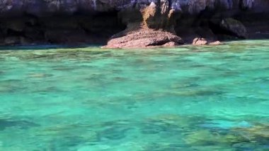 Güneydoğu Asya 'daki Ao Nang Amphoe Mueang Krabi Tayland' daki Koh Phi Leh adasında güzel tropik kireçtaşı kayaları ve adalar ve berrak mavi turkuaz suyu..