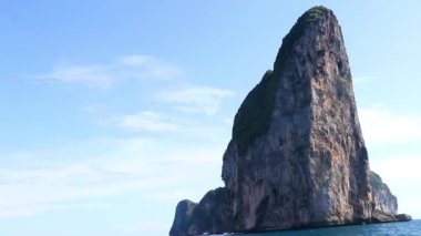 Güneydoğu Asya 'daki Ao Nang Amphoe Mueang Krabi Tayland' daki Koh Phi Leh adasında güzel tropik kireçtaşı kayaları ve adalar ve berrak mavi turkuaz suyu..