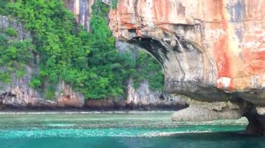 Güneydoğu Asya 'daki Ao Nang Amphoe Mueang Krabi Tayland' daki Koh Phi Leh adasında güzel tropik kireçtaşı kayaları ve adalar ve berrak mavi turkuaz suyu..