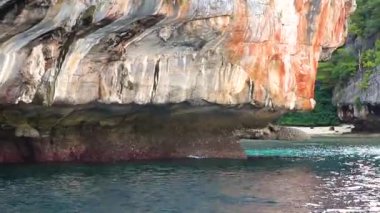 Güneydoğu Asya 'daki Ao Nang Amphoe Mueang Krabi Tayland' daki Koh Phi Leh adasında güzel tropik kireçtaşı kayaları ve adalar ve berrak mavi turkuaz suyu..