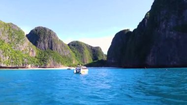 Koh Phi Phi adaları Ao Nang Krabi Tayland 'da kireçtaşı kayaları ve turkuaz su arasındaki güzel, ünlü sahil lagünü Maya Körfezi manzarası..