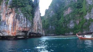 Uzun kuyruklu teknelerle Ao Nang Krabi Tayland 'daki Koh Phi Phi Leh adasındaki kireçtaşı kayaları ve turkuaz su arasındaki meşhur sahil lagünündeki geziye..