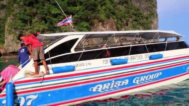 Ao Nang Krabi Tayland 'daki Koh Phi Leh Adası' ndaki kireçtaşı kayaları ve turkuaz su arasındaki ünlü sahil lagünündeki tekne tekneleriyle bir gezi..