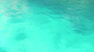 Güneydoğu Asya 'daki Ao Nang Amphoe Mueang Krabi Tayland' daki Koh Phi Phi Leh adasında berrak turkuaz mavi su ve dalgalar dalgalanır..