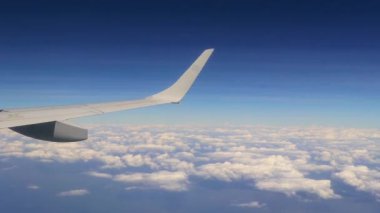 Mavi gökyüzü bulutlarının ve Orta Amerika 'daki Karayipler' in uçak kanadının yukarıdan panoramik görüntüsü.