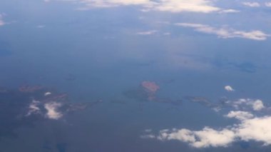 Orta Amerika 'daki tropikal adaların, plajların ve Karayiplerin manzarasının yukarıdan panoramik görüntüsü.
