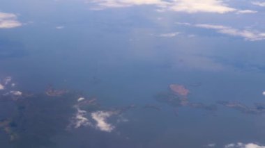 Orta Amerika 'daki tropikal adaların, plajların ve Karayiplerin manzarasının yukarıdan panoramik görüntüsü.