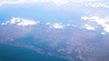 Orta Amerika 'daki tropikal adaların, plajların ve Karayiplerin manzarasının yukarıdan panoramik görüntüsü.