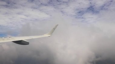 Kosta Rika manzarası üzerinde bir uçakta uçarken rüzgarlı bulutlar Orta Amerika 'da gökyüzü manzarası.