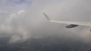 Kosta Rika manzarası üzerinde bir uçakta uçarken rüzgarlı bulutlar Orta Amerika 'da gökyüzü manzarası.