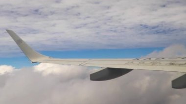 Kosta Rika manzarası üzerinde bir uçakta uçarken rüzgarlı bulutlar Orta Amerika 'da gökyüzü manzarası.