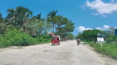 Quintana Roo Mexico 'daki Lazaro Cardenas' taki Chiquila liman limanına giden engebeli yoldan Chiquila köyüne sür..