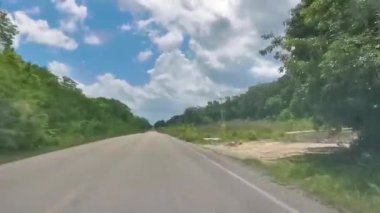 Quintana Roo Mexico 'daki Solferino Lazaro Cardenas' taki köy çamurundan ve tropikal ormandan geçiyoruz..