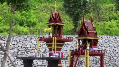 Güney Asya 'da Phuket Adası Tayland' da Sakhu Thalang 'daki bahçe bahçesi yol köyündeki renkli dekore edilmiş kutsal ev ve kutsal tapınak..