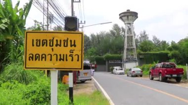 Güneydoğu Asya 'da Phuket Adası Tayland' daki Naithon Sahili 'nde tipik Asya sokak tabelası.