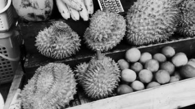 Mango ananas durian ve mangosteen Tayland pazarında Naithon Beach Sakhu Thalang 'da Phuket Adası Tayland' da Güney Asya 'da.