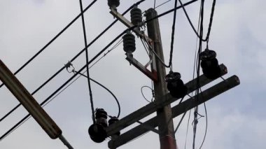 Elektrik direği kablosu ve gri gökyüzü Naithon Sahili 'nde Sakhu Thalang Phuket Adası Tayland, Güney Asya.