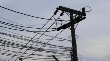 Elektrik direği kablosu ve gri gökyüzü Naithon Sahili 'nde Sakhu Thalang Phuket Adası Tayland, Güney Asya.