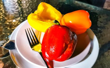 Izgara parti sebzeleri Playa del Carmen Quintana Roo Mexico 'da kırmızı sarı ve turuncu dolmalık biberler..