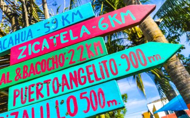 Zicatela Puerto Escondido Oaxaca Meksika 'daki plajlara ve yerlere renkli yön işaretleri.