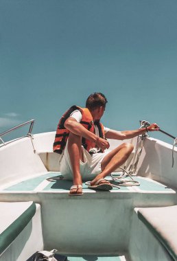 Teknedeki erkek turist Quintana Roo Mexico 'daki Chiquila Lazaro Cardenas' daki holbox adasına gidiyor..