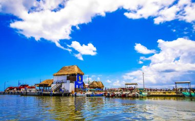 Chiquila Quintana Roo Meksika 11. Temmuz 2024 Panorama manzara güzel Puerto de Chiquila feribotlu köy limanı Porto de Chiquila limanı ve Meksika 'da turkuaz su.