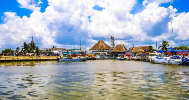 Chiquila Quintana Roo Meksika 11. Temmuz 2024 Panorama manzara güzel Puerto de Chiquila feribotlu köy limanı Porto de Chiquila limanı ve Meksika 'da turkuaz su.