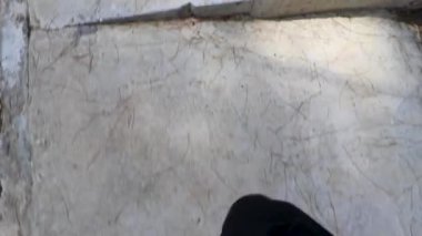 Güney Asya 'da Phuket Adası Tayland' da Naithon Sahili 'nde yaya yolunda yürüyen erkekler..