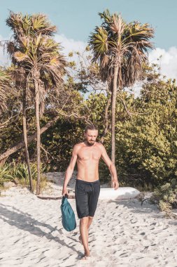 Playa del Carmen Quintana Roo Meksika 'da tropikal doğada yakışıklı bir turist..