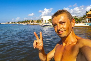 Erkek turist. Playa del Carmen Quintana Roo Mexico sahilinde selfie çeken adam..
