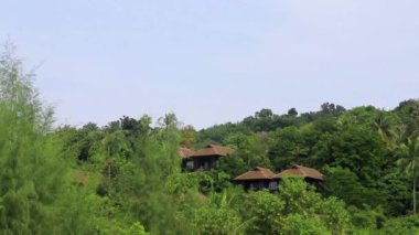 Güney Asya 'daki Phuket Adası Tayland' da Naithon Sahili 'nde tropikal tepeler ve seyrek nüfuslu bölgeler Sakhu Thalang.