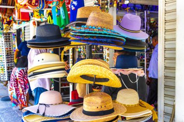 Playa del Carmen Quintana Roo Meksika 'daki turist caddesinde şapka satıyor..