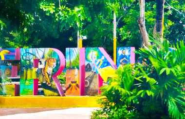 Quintana Roo Mexico 'daki Solferino Lazaro Cardenas' ta halka açık binalar, renkli tabelalar ve tropikal ormanlar arasında yol alıyoruz..