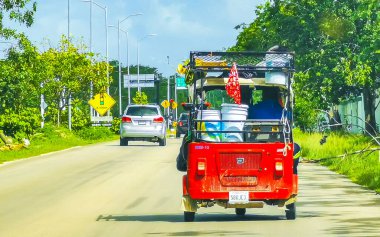 Red Tuk Tuk, Playa del Carmen Quintana Roo Meksika yolunda gidiyor..