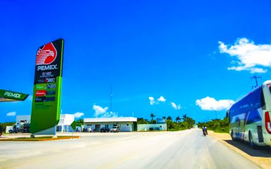 Quintana Roo Mexico 'daki Lazaro Cardenas' taki Chiquila liman limanına giden engebeli yoldaki Chiquila köyü ve Pemex benzin istasyonundan geç..