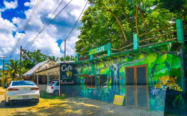 Quintana Roo Mexico 'daki Solferino Lazaro Cardenas' ın duvarında renkli bir resimle köy ve sanat kafeteryasından geçiyorum..