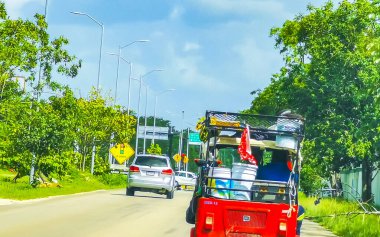 Red Tuk Tuk, Playa del Carmen Quintana Roo Meksika yolunda gidiyor..