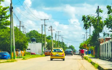 Quintana Roo Mexico 'daki Kantunilkin Lazaro Cardenas' ta sokak evleri ve kamusal alanlarla küçük bir köyden geçiyor..