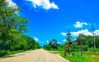 Chiquila Quintana Roo Meksika 11. Temmuz 2024, Quintana Roo Mexico 'daki Lazaro Cardenas' ta Chiquila 'nın orman yolundaki iskelesine giden yol işaretleri ve bilgi panoları..