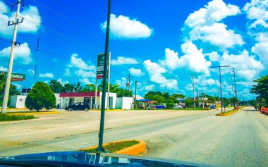 Quintana Roo Mexico 'daki Kantunilkin Lazaro Cardenas' ta sokak evleri ve kamusal alanlarla küçük bir köyden geçiyor..