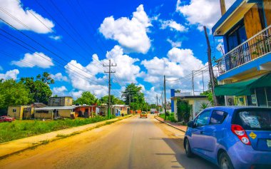 Quintana Roo Mexico 'daki Kantunilkin Lazaro Cardenas' ta sokak evleri ve kamusal alanlarla küçük bir köyden geçiyor..